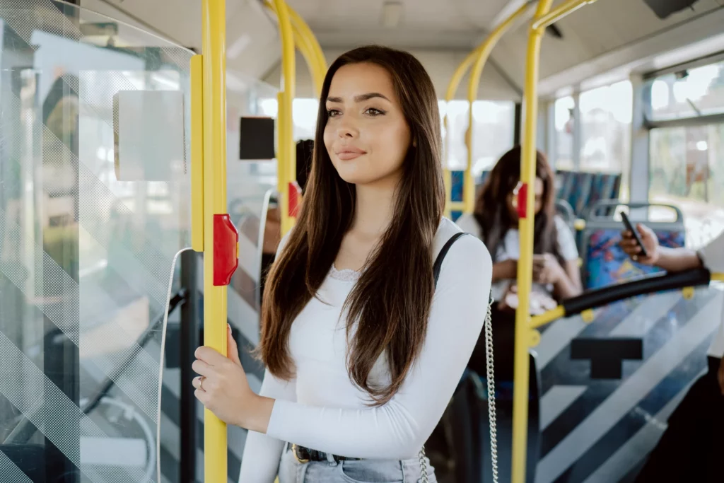 לנסוע בתחבורה ציבורית